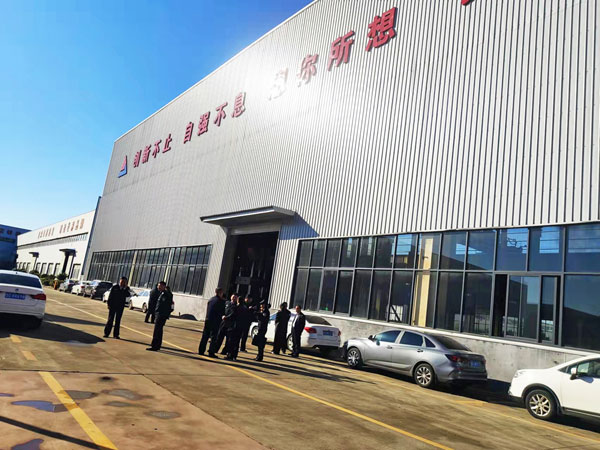 三梁四柱液压机厂家现场
