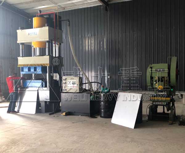 客户采购整套水箱板加工设备