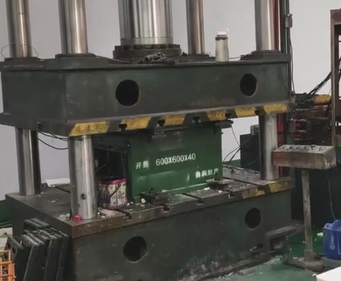 315吨树脂井盖成型液压机模压加工现场