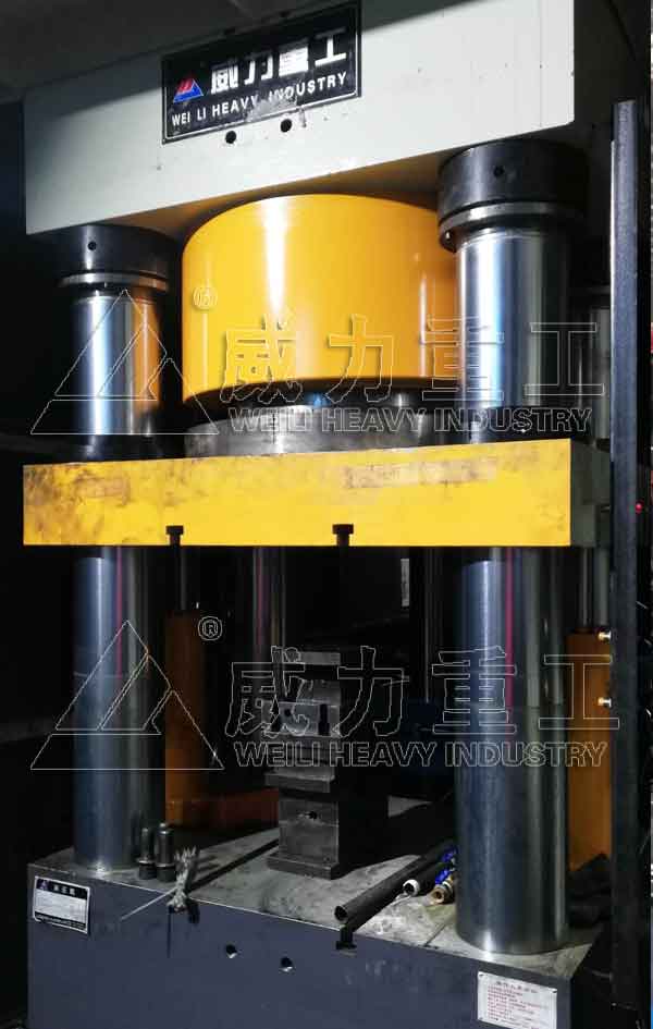 1000吨四柱热锻成型液压机使用现场