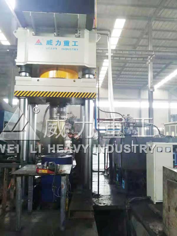 1500吨石墨坩埚液压机使用现场