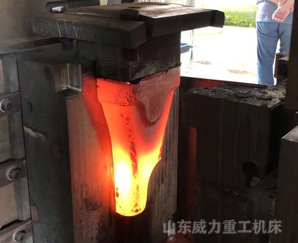 斗齿锻造加工现场